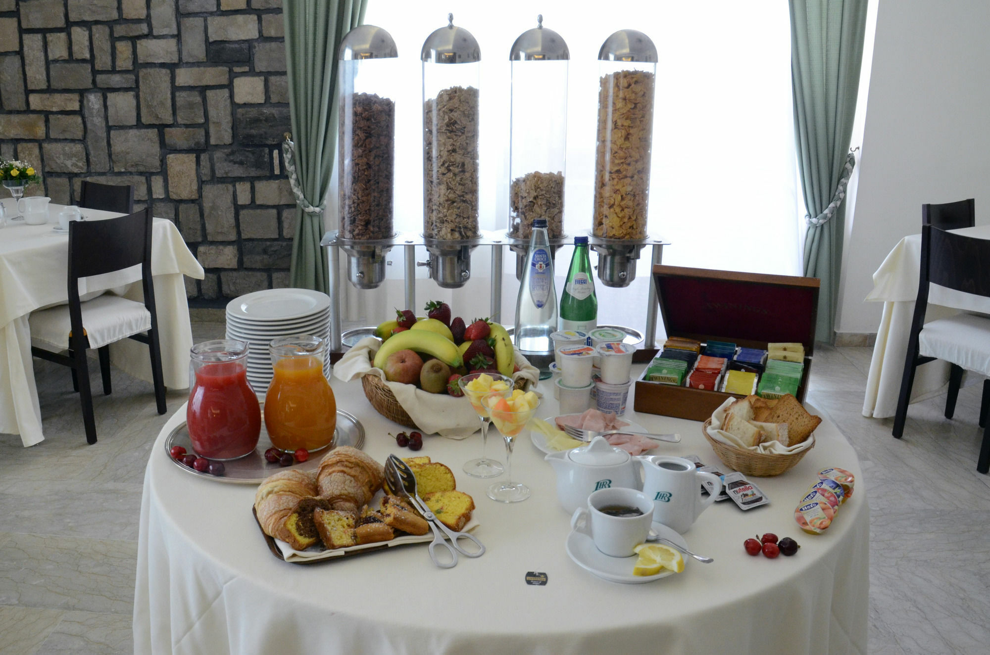 Hotel Bassetto Ферентино Экстерьер фото